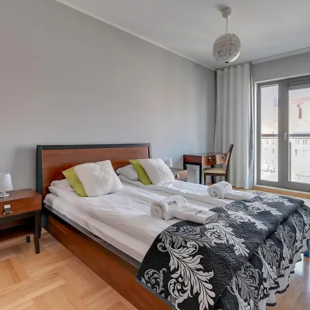 By The River In With Pool, Sauna & Gym By Renters Gdaňsk