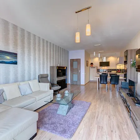 By The River In With Pool, Sauna & Gym By Renters Gdaňsk