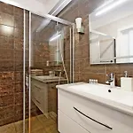 By The River In With Pool, Sauna & Gym By Renters