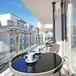 Ξενοδοχείο με διαμερίσματα By The River In With Pool, Sauna & Gym By Renters