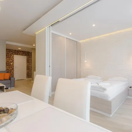By The River In With Pool, Sauna & Gym By Renters 3* Gdańsk