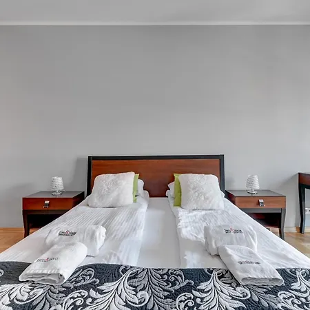 Economy Dom & House By The River In With Pool, Sauna And Gym Apartamento
