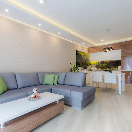 Dom & House By The River In With Pool, Sauna And Gym Appart hôtel