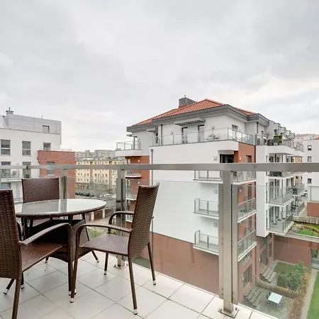 Economy Dom & House By The River In With Pool, Sauna And Gym Apartamento