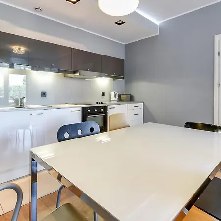 Economy Dom & House By The River In With Pool, Sauna And Gym Apartamento