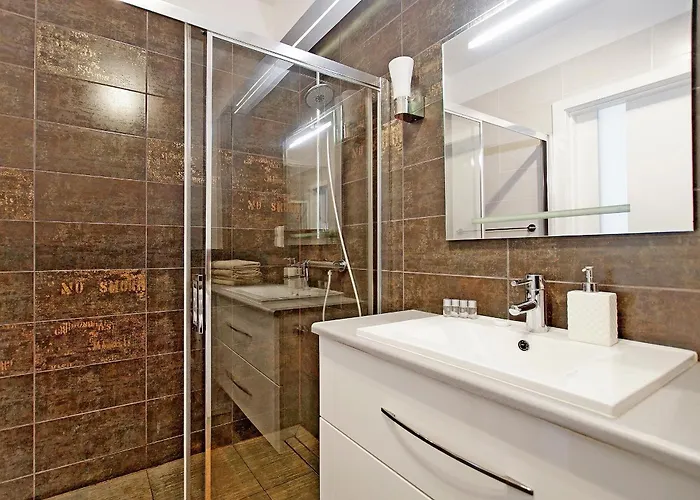 By The River In With Pool, Sauna & Gym By Renters