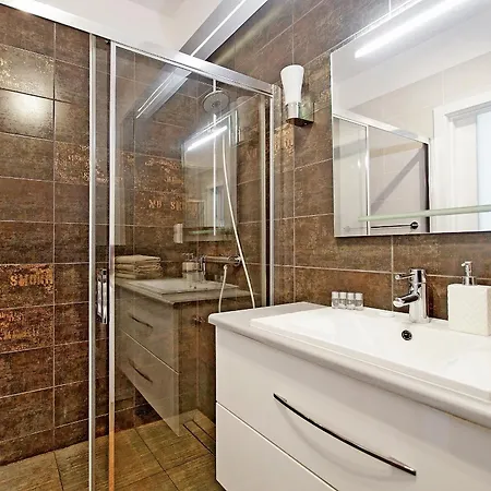 By The River In With Pool, Sauna & Gym By Renters