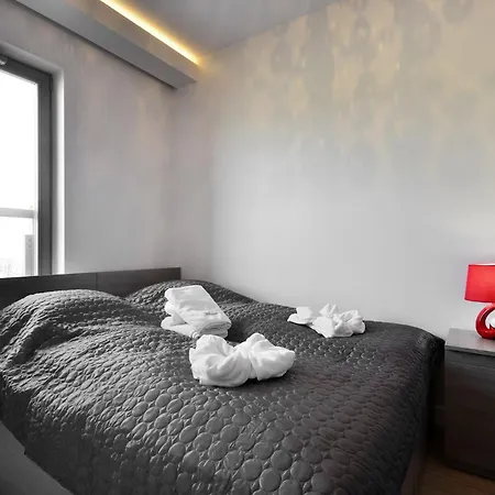 By The River In With Pool, Sauna & Gym By Renters